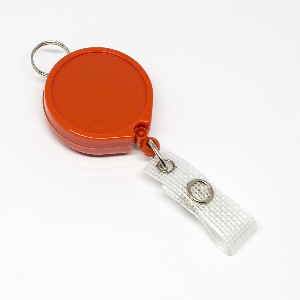 Rød, praktisk 35 mm yoyo med nylonsnor, bælteclip på bagsiden, metaltryklås på båndet og ring til f.eks. en lanyard.
