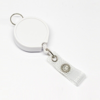 Praktisk 35 mm yoyo med nylonsnor, bælteclip på bagsiden, metaltryklås på båndet og ring til f.eks. en lanyard.