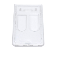 Transparent frosted kortholder i hård plast til 2 kort, vertikal.   Kortholderen kan forsynes med halssnor, seleclips, yoyo m.m.
